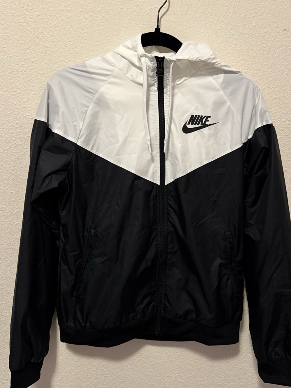 Nike women’s Black and White  Windbreaker Jacket
